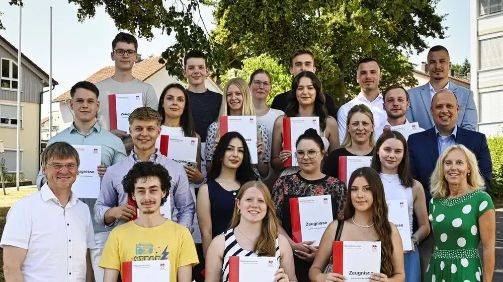 Kaufmännische Schule in Tauberbischofsheim verabschiedet Absolventen